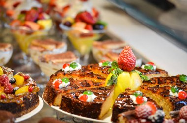 Taze malzemeli ve meyveli lezzetli mini kekler