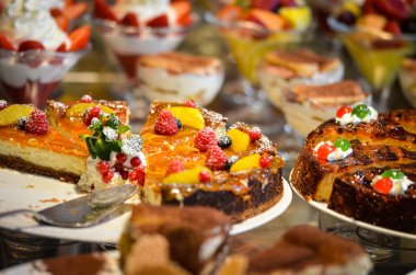 Taze malzemeli ve meyveli lezzetli mini kekler