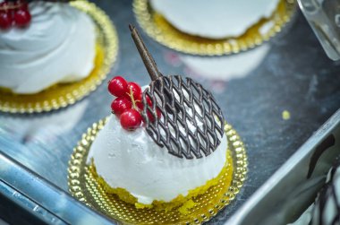 Taze malzemeli ve meyveli lezzetli mini kekler