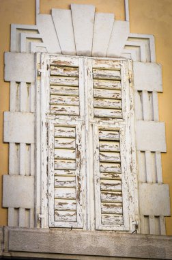 Trieste 'nin tarihi binalarına yakından bakın. Eski pencereler, eski cephe, eski mimari.