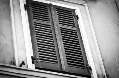 Trieste 'nin tarihi binalarına yakından bakın. Eski pencereler, eski cephe, eski mimari.