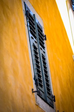 Trieste 'nin tarihi binalarına yakından bakın. Eski pencereler, eski cephe, eski mimari.