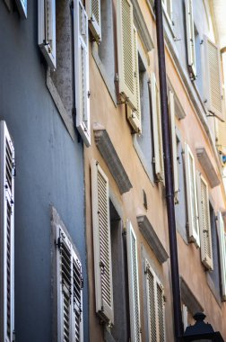 Trieste 'nin tarihi binalarına yakından bakın. Eski pencereler, eski cephe, eski mimari.