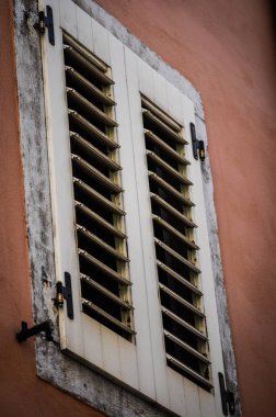 Trieste 'nin tarihi binalarına yakından bakın. Eski pencereler, eski cephe, eski mimari.