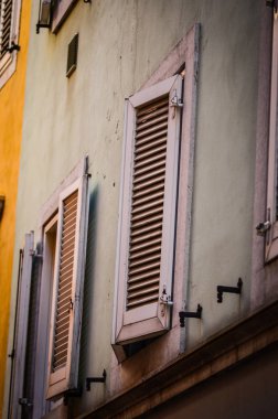 Trieste 'nin tarihi binalarına yakından bakın. Eski pencereler, eski cephe, eski mimari.