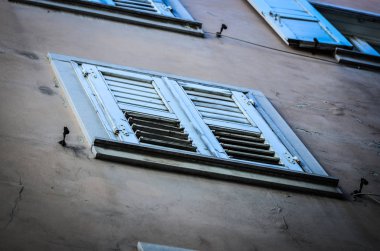 Trieste 'nin tarihi binalarına yakından bakın. Eski pencereler, eski cephe, eski mimari.