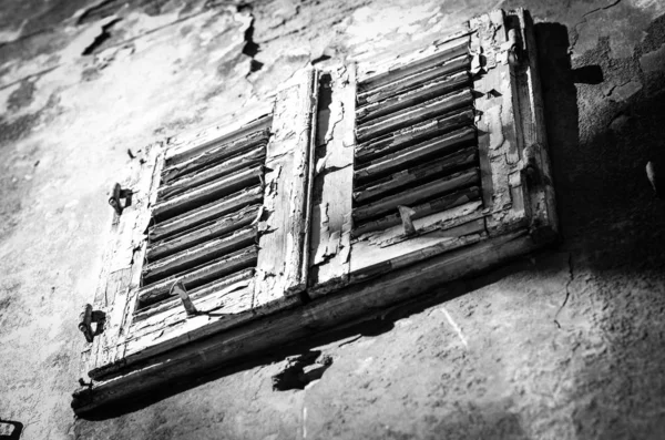 Vista Cerca Los Edificios Históricos Trieste Ventanas Antiguas Fachada Antigua — Foto de Stock