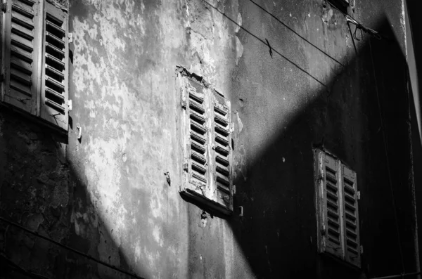 Закрытый Вид Исторические Здания Триполи Старые Окна Старый Фасад Старая — стоковое фото