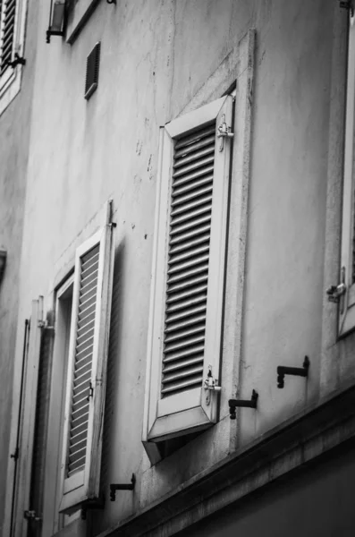 Nahaufnahme Der Historischen Gebäude Von Triest Alte Fenster Alte Fassade — Stockfoto