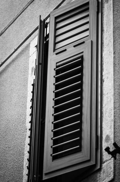 Vista Cerca Los Edificios Históricos Trieste Ventanas Antiguas Fachada Antigua —  Fotos de Stock