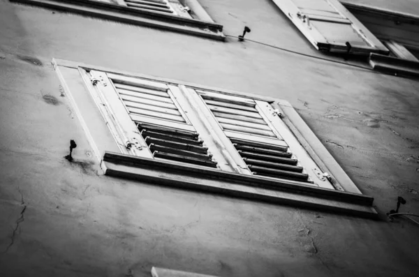 Vista Cerca Los Edificios Históricos Trieste Ventanas Antiguas Fachada Antigua —  Fotos de Stock