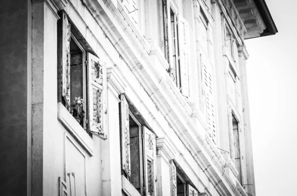 Närbild Historiska Byggnaderna Trieste Gamla Fönster Gammal Fasad Gammal Arkitektur — Stockfoto