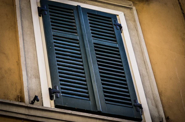 Vista Cerca Los Edificios Históricos Trieste Ventanas Antiguas Fachada Antigua — Foto de Stock