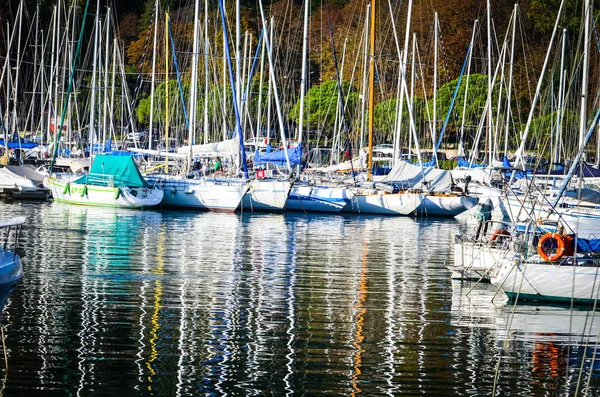 旧港近景 渔船及海滨景观 — 图库照片