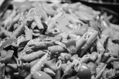 İtalyan makarnasını taze sebzelerle karıştır - domates, brokoli, mantar, krem, peynir ve taze baharatlar