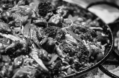 İtalyan makarnasını taze sebzelerle karıştır - domates, brokoli, mantar, krem, peynir ve taze baharatlar