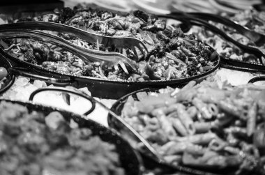 İtalyan makarnasını taze sebzelerle karıştır - domates, brokoli, mantar, krem, peynir ve taze baharatlar