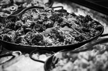 İtalyan makarnasını taze sebzelerle karıştır - domates, brokoli, mantar, krem, peynir ve taze baharatlar