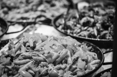 İtalyan makarnasını taze sebzelerle karıştır - domates, brokoli, mantar, krem, peynir ve taze baharatlar