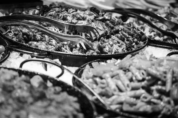 İtalyan makarnasını taze sebzelerle karıştır - domates, brokoli, mantar, krem, peynir ve taze baharatlar