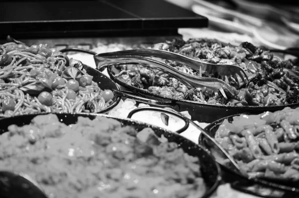 İtalyan makarnasını taze sebzelerle karıştır - domates, brokoli, mantar, krem, peynir ve taze baharatlar