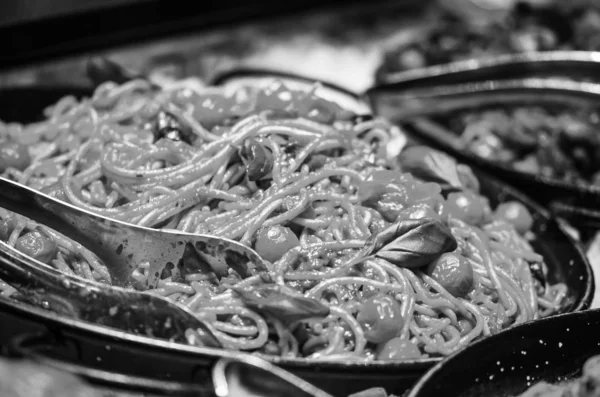 Italiaanse Pasta Mengen Met Verse Groenten Tomaten Broccoli Champignons Room — Stockfoto