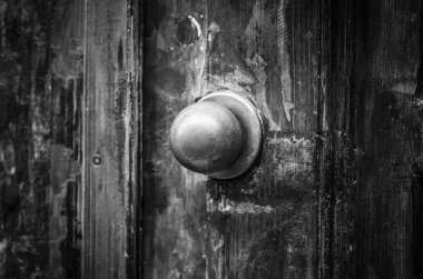 Eski kapılar Trieste 'nin tarihi sokaklarının manzarasını kapatır.