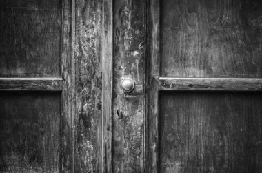 Eski kapılar Trieste 'nin tarihi sokaklarının manzarasını kapatır.