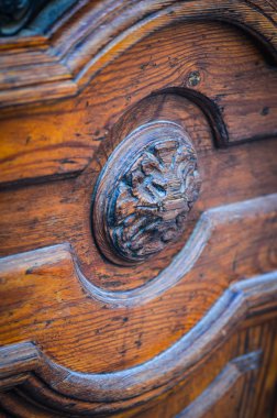 Eski kapılar Trieste 'nin tarihi sokaklarının manzarasını kapatır.