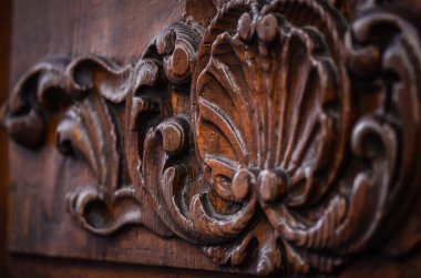 Eski kapılar Trieste 'nin tarihi sokaklarının manzarasını kapatır.