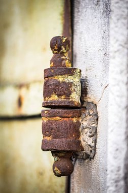 Eski kapılar Trieste 'nin tarihi sokaklarının manzarasını kapatır.