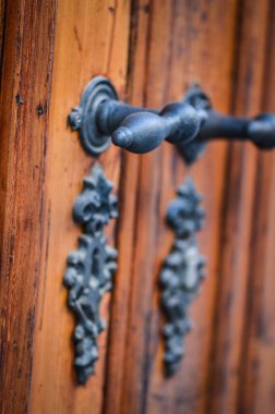 Eski kapılar Trieste 'nin tarihi sokaklarının manzarasını kapatır.