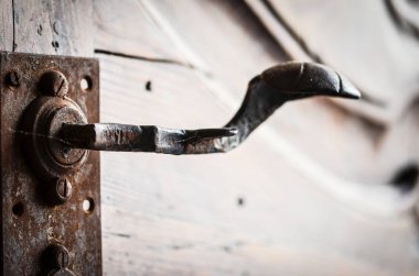 Eski kapılar Trieste 'nin tarihi sokaklarının manzarasını kapatır.