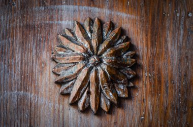 Eski kapılar Trieste 'nin tarihi sokaklarının manzarasını kapatır.