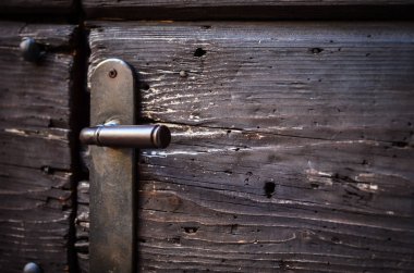 Eski kapılar Trieste 'nin tarihi sokaklarının manzarasını kapatır.