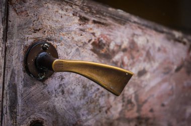 Eski kapılar Trieste 'nin tarihi sokaklarının manzarasını kapatır.