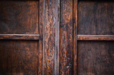 Eski kapılar Trieste 'nin tarihi sokaklarının manzarasını kapatır.