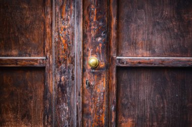 Eski kapılar Trieste 'nin tarihi sokaklarının manzarasını kapatır.