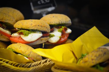 Lezzetli taze İtalyan panini & başlangıçları