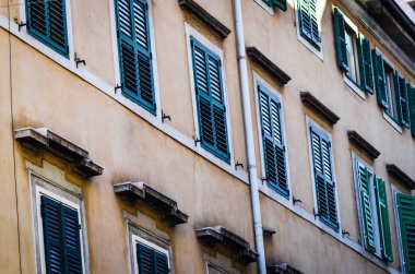 Trieste şehrinin italyan sokaklarının manzarasını kapat.