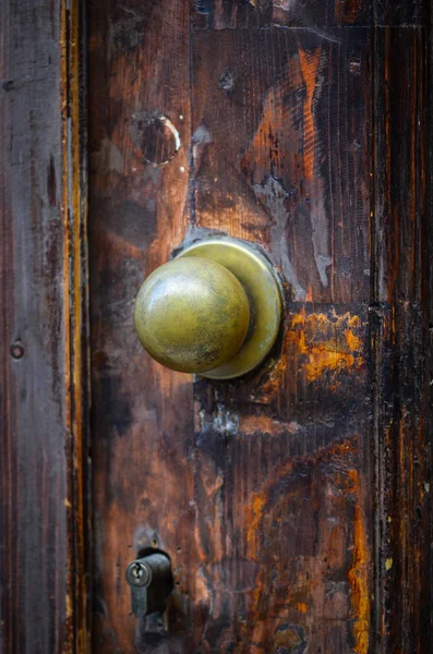 Старинные Двери Закрывают Вид Исторические Улицы Триеста — стоковое фото