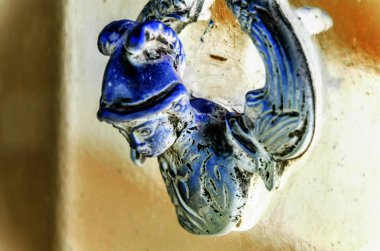 Tarihi Venedik sokaklarında antik kapılar kapanıyor.