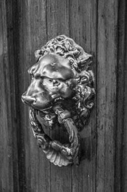 Tarihi Venedik sokaklarında antik kapılar kapanıyor.