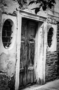 Tarihi Venedik sokaklarında antik kapılar kapanıyor.