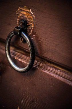 Tarihi Venedik sokaklarında antik kapılar kapanıyor.