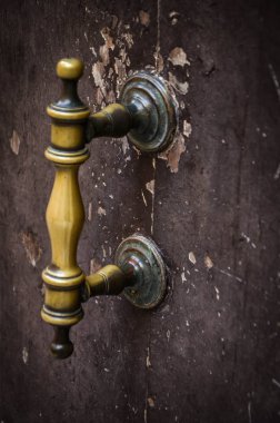 Tarihi Venedik sokaklarında antik kapılar kapanıyor.