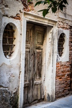 Tarihi Venedik sokaklarında antik kapılar kapanıyor.