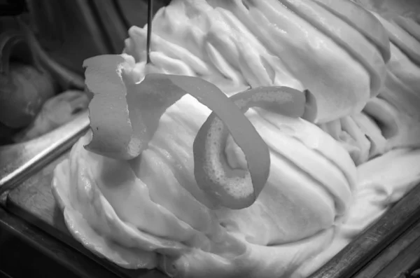과일을 곁들인 맛좋은 이탈리아 아이스크림 — 스톡 사진