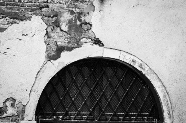 古老的大门紧闭在历史悠久的威尼斯街道上 — 图库照片
