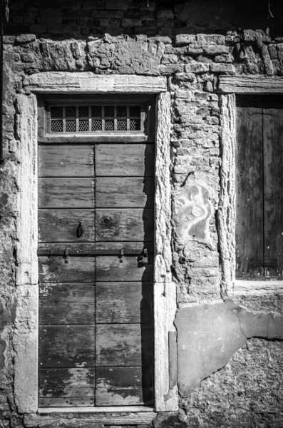 Puertas Antiguas Cierran Dentro Las Calles Venecianas Históricas —  Fotos de Stock